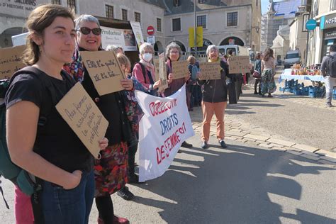 Blois Elles Manifestent Pour Dénoncer Les Féminicides Et Libérer La