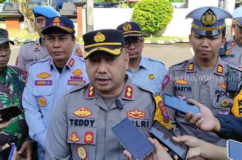 Warga Kediri Perhatikan Polisi Gelar Operasi Zebra Semeru Selama Hari