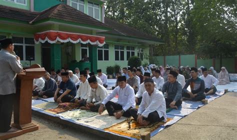 Guru Dan Staf MTs Negeri 1 Muara Enim Melaksanakan Sholat Sunnah