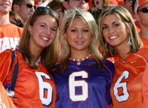 Sexy Female College Sports Fans Barnorama