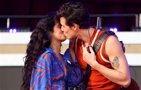 Camila Cabello y Shawn Mendes a los besos en Coachella a un año de su