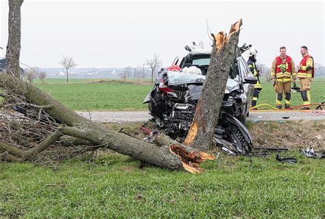 Skoda Prallt Gegen Baum Beifahrer Muss Aus Fahrzeug Befreit Werden