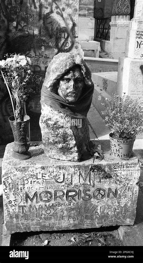 Buste et pierre de tête à la tombe de Jim Morrison des portes