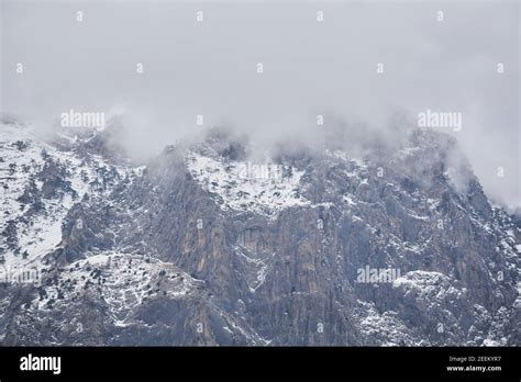 Paisaje Monta Oso Escarpado Acantilados Rocosos Cubiertos De Nieve