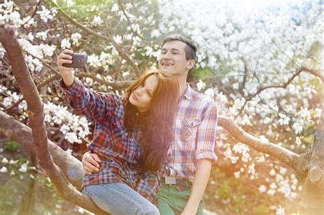 Pareja Joven Haciendo Selfie Foto Premium