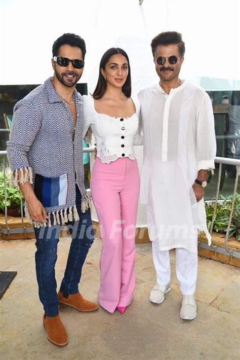 Anil Kapoor Varun Dhawan And Kiara Advani Poses To Paparazzi For