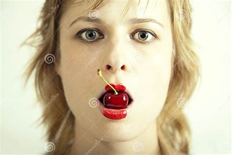 Jeune Belle Fille Avec La Cerise Dans La Bouche Photo Stock Image Du