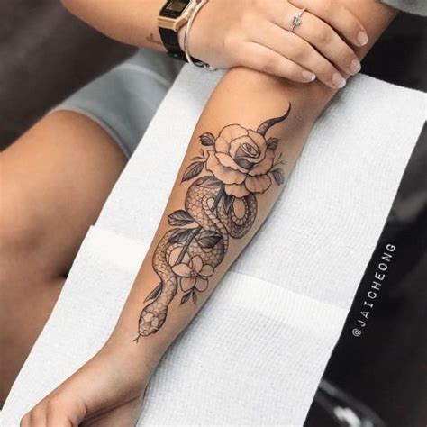 Tatuaje Serpiente Enroscada En Flor Rosa Por Jai Cheong Tatuajes