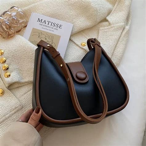 Túi đeo chéo hot trend 2023 phong cách retro kèm gấu Shopee Việt Nam