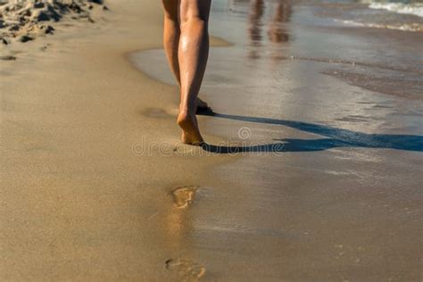 Curso Da Praia Mulher Que Anda Na Praia Da Areia Que Deixa Pegadas Na