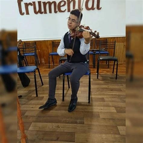 Facundo Trelew Artista enseña violin para todas la edades y niveles