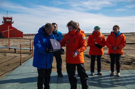 El presidente Milei visitó la base Marambio y la base Esperanza en la