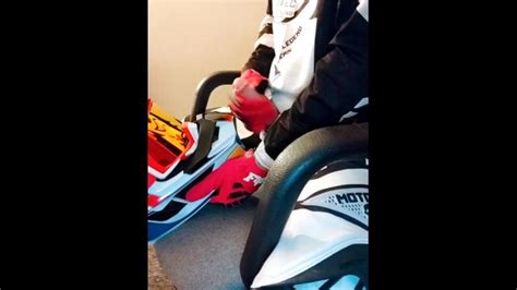 MX Motoboy 在 MX 头盔上射精 Pornhub Gay