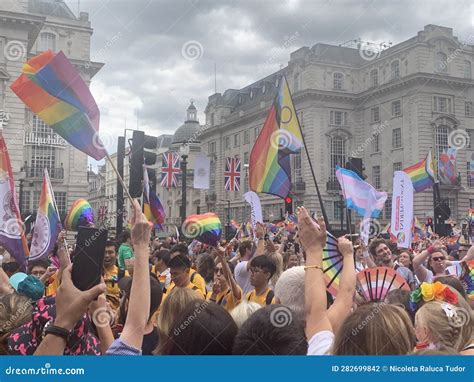 Milhares De Ativistas Homossexuais Bandeiras Lgbt No Desfile Do