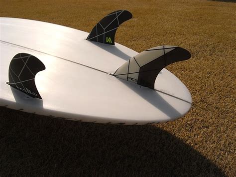 波情報 湘南 腰腹サイズ 小波パフォーマンスのBMG サーフボードクオリティーハードコア Quality Hardcore Distributions