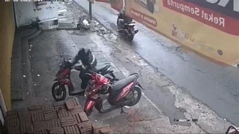 Aksi Pencuri Sepeda Motor Di Depan Bengkel Di Jember Terekam Kamera