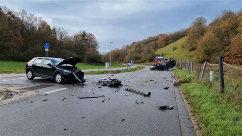 Auto Berschl Gt Sich Bei Unfall In Regensburg Kleinkind Im Wagen