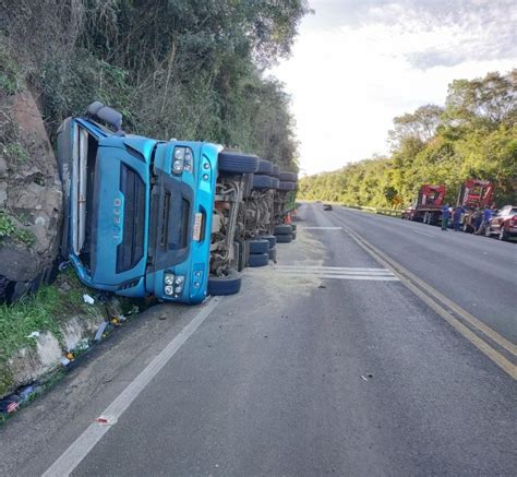 Carreta Carregada Com Farelo De Soja Tomba Na Br 153 Em Severiano De