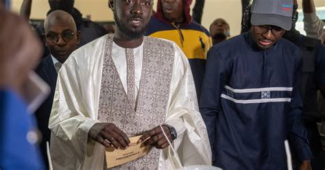 Présidentielle Au Sénégal Le Candidat Du Pouvoir Reconnaît La Victoire