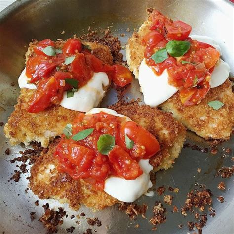 Filetti Di Pollo Impannati Con Salsa Di Pomodoro E Fettine Di