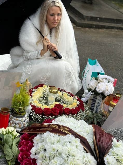 Tränen im Regen Simone Lugner besucht im Brautkleid Richard Lugners