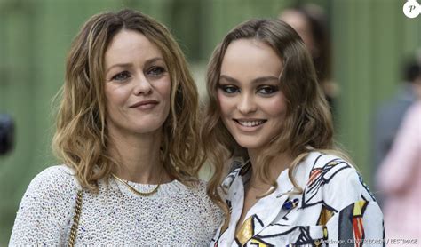 Lily Rose Depp Topless Et Encore Attaquée La Fille De Vanessa Paradis