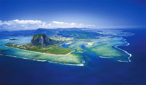 The ‘Underwater Waterfall’ Illusion at Mauritius Island » TwistedSifter