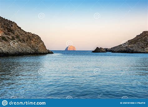 Vistas A La Famosa Playa Rocosa De Melidoni En La Isla De Kythira Al Atardecer Un Paisaje