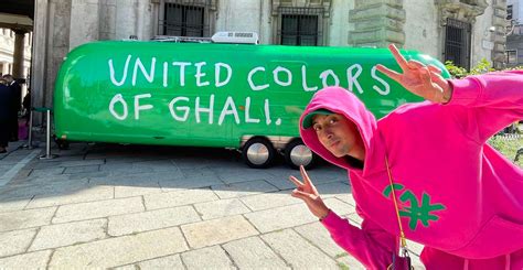 Ghali Firma Una Capsule Collection Per Benetton Hijab E Scritte In Arabo