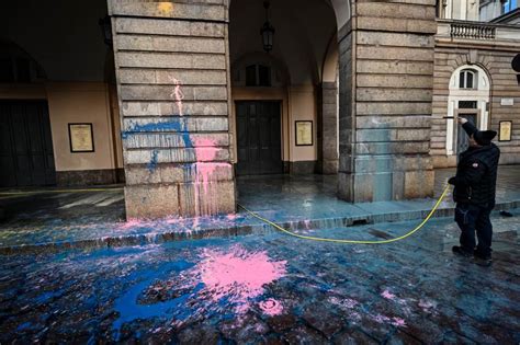 Des militants écologistes aspergent de peinture la Scala de Milan