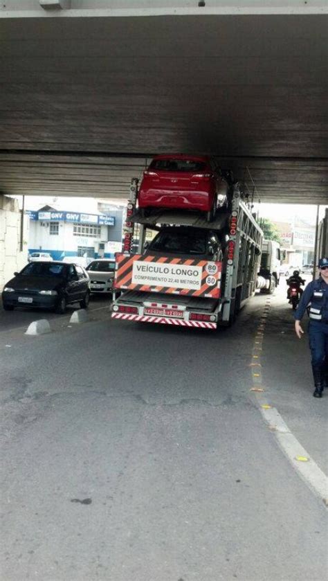 Cegonheira fica presa ao tentar passar por viaduto em Balneário