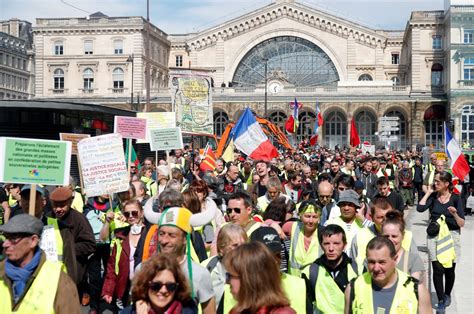 Coletes amarelos voltam às ruas na França no 20º sábado de