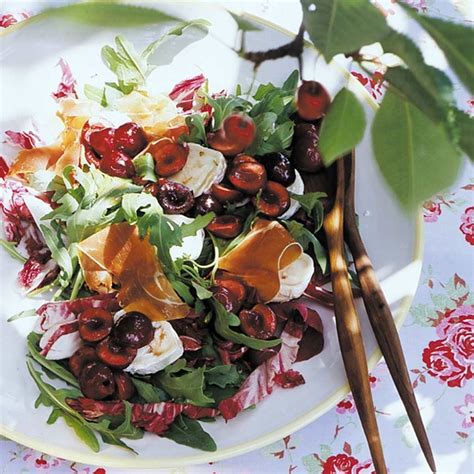 Raukesalat mit Ziegenkäse und Kirschdressing Rezept LIVING AT HOME