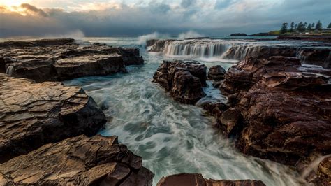 Wallpaper Pemandangan Jatuh Air Terjun Laut Teluk Batu Alam