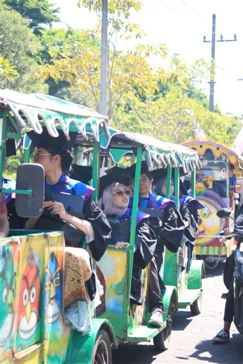 Drama Kolosal Menghiasi Wisuda Departemen Desain Komunikasi Visual Its