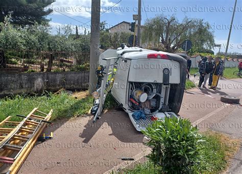 Auto E Furgone Si Scontrano A Capaccio Paestum Feriti In Ospedale