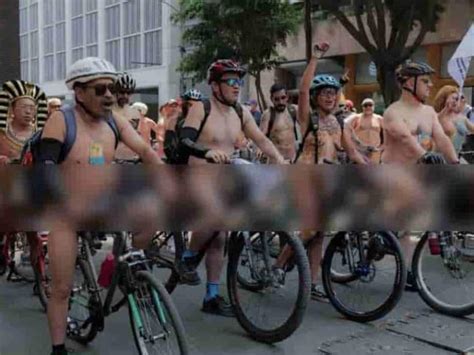 Se Pasean Desnudos En Bicicleta