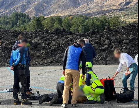 Si Sente Male Mentre Fa Un Escursione Sull Etna Muore Un Turista