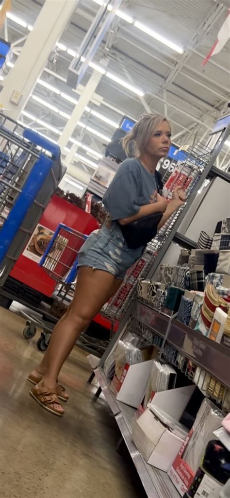 Dirty Blonde PAWG MILF In Tiny Daisy Dukes Forum
