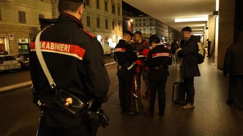 Roma Picchiato Brutalmente A Termini E Rapinato Ferito Gravemente Un