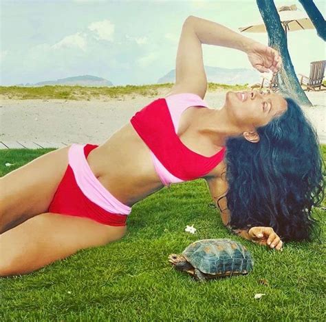 Salma Hayek Y El Bikini Bicolor Con El Que Presumi Su Figura Hola