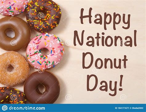 Donuts En La Mesa Con Feliz Texto Del D A Nacional De Los Donut Imagen