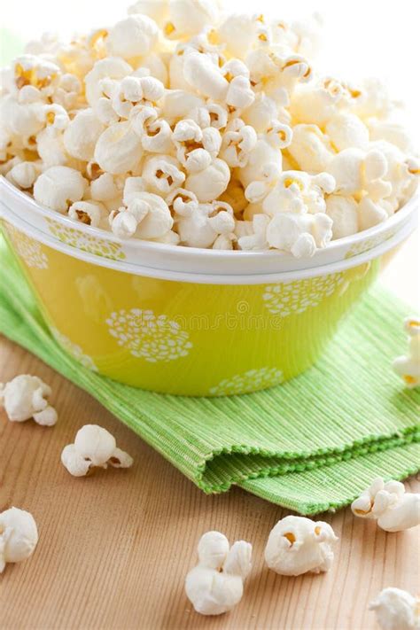 Caramello Di Versamento Su Popcorn In Ciotola Immagine Stock Immagine