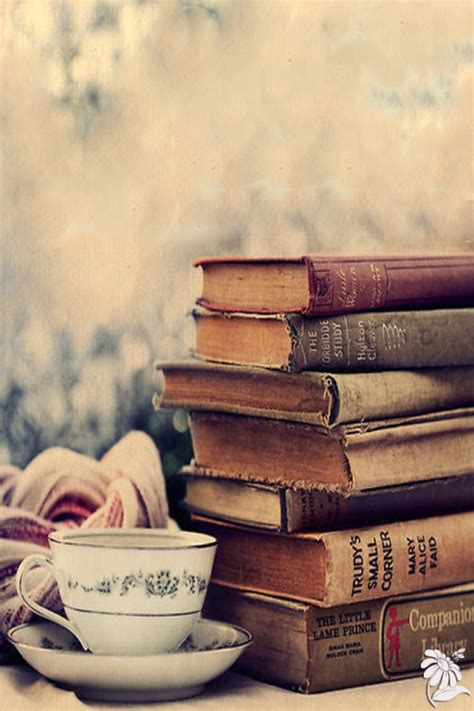 Фото Стопка книг лежит рядом с чашкой на блюдце