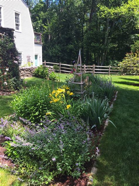 A Cottage Garden In Connecticut Finegardening Cottage Garden