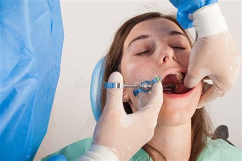 Anestesia Dental Foto De Stock Imagem De Profissional 33246786