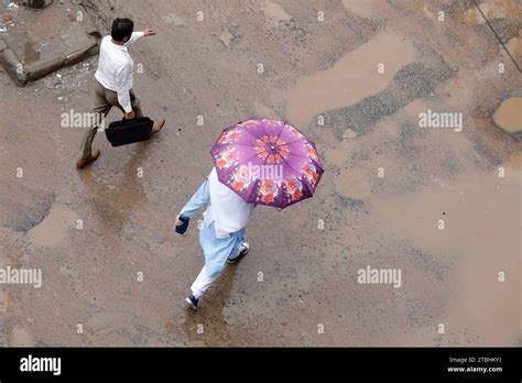 Dhaka Bangladesh 07 décembre 2023 les gens marchent dans la rue