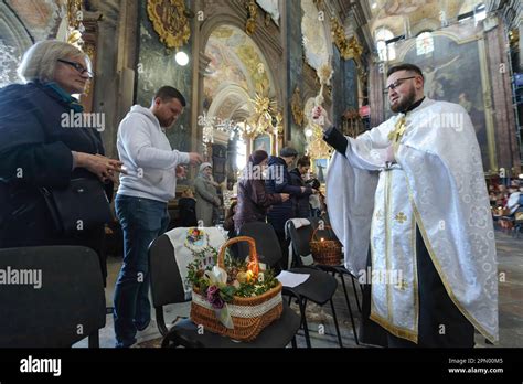 Lemberg Ukraine April Ein Ukrainischer Priester Segnet