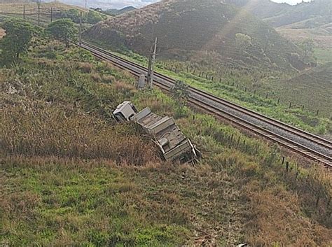 Rádio Acesa FM VR Carreta sai da pista e cai numa ribanceira à margem