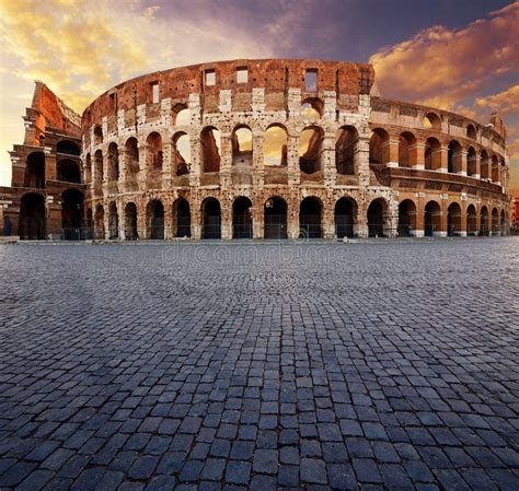 Colosseum W Rzym W Ochy Obraz Stock Obraz Z O Onej Z Kolosseum